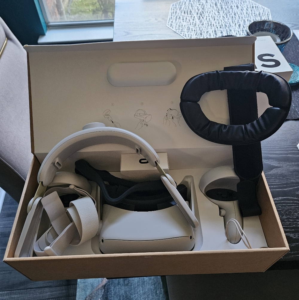 Oculus VR Headset in White with Accessories